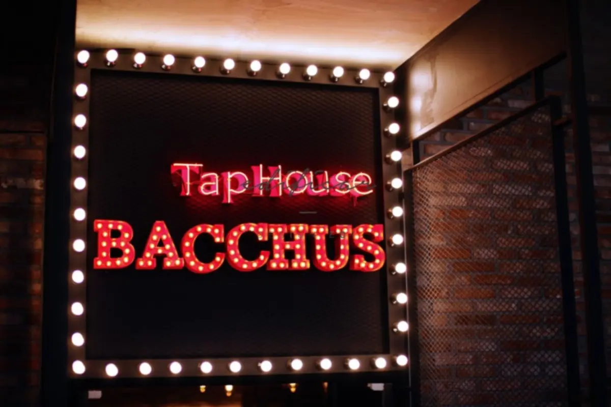 레트로 마키라이트가 빛나는 탭하우스 바쿠스